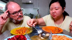 МУКБАНГ маринованные грибы с макаронами/ Культурные мероприятия: кривое зеркало! / MUKBANG mushroom