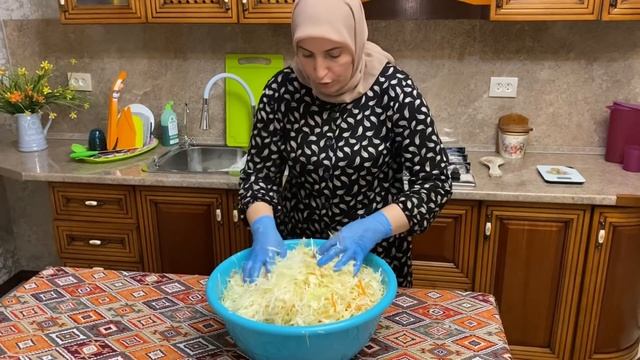 Квашеная капуста/ капуста, морковь,соль и немного сахарного песка. смотреть онлайн