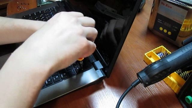 разбираем ноутбук DNS W271ESQ смотреть онлайн