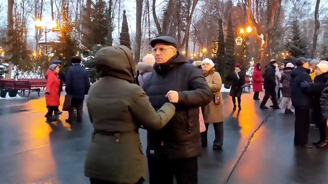 НЕ СПЕШИ СКАЗАТЬ ПРОЩАЙ! ТАНЦЫ В ПАРКЕ ГОРЬКОГО ХАРЬКОВ СЧАСТЛИВЫЕ МОМЕНТЫ смотреть онлайн