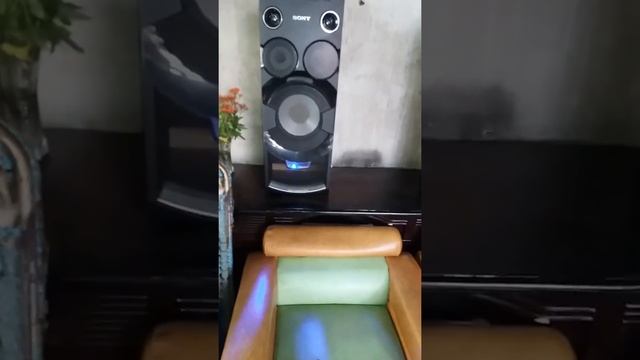 Lip*21/Kết nối cặp sony v7d cùng phát một bản nhạc với âm thanh cực kỳ êm ái dù công xuất rất mạnh. смотреть онлайн