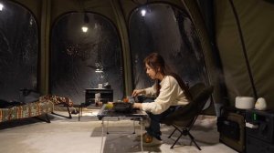 Кемпинг в палатке в сильный снегопад