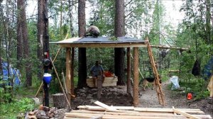 Строим навес в лесу для рыбалки и отдыха .Лесной лагерь