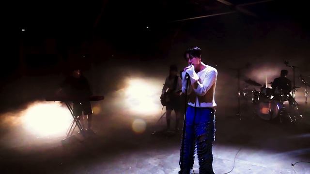 WOODZ 'Drowning' Live Clip смотреть онлайн