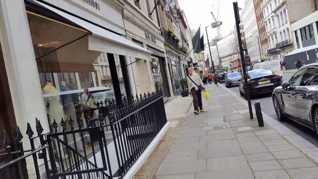 FASHION AND STYLE  ON THE STREETS  OF LONDON. Street Style. Street Fashion.