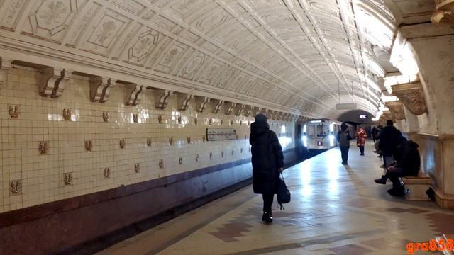01523/НЕМНОГО НОВОГО ГОДА В МОСКОВСКОМ МЕТРО смотреть онлайн