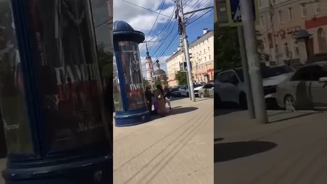 В Калуге горилла-аниматор довел бабушку до инсульта. Он развлекал прохожих, когда у него на пути вс смотреть онлайн
