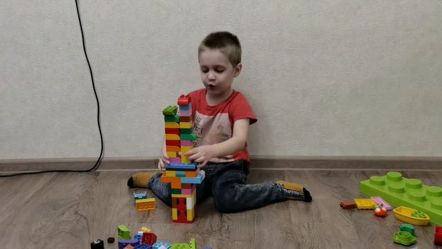 Аарон из ЛЕГО собирает подъемный кран))) в 3 года)) смотреть онлайн