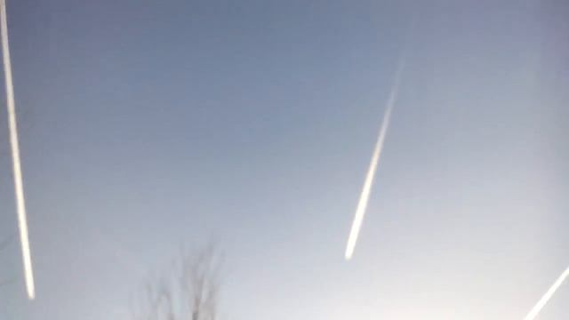 В небе над Москвой летят самолёты, в чистом небе. смотреть онлайн