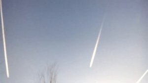 В небе над Москвой летят самолёты, в чистом небе.
