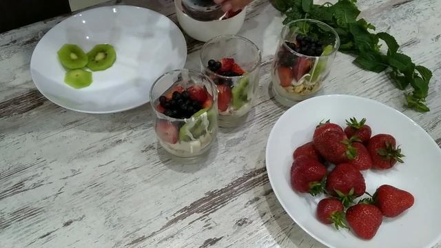 Десерт с кремом Маскарпоне в стакане. Как приготовить трайфлы, веррины. Фруктовый десерт. смотреть онлайн