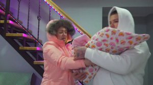 Алиса СПАСЛА БРОШЕННОГО РЕБЕНКА и ПРИНЕСЛА К КАПЕ!!