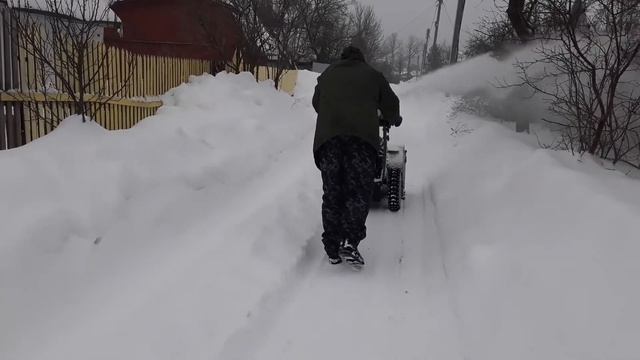Мокрый снег❄️ и снегоуборщик caiman valto 24c. Уборка улиц в СНТ. смотреть онлайн