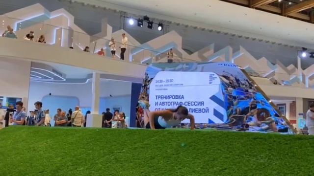 Камила Валиева проводит зарядку для всех желающих!! смотреть онлайн