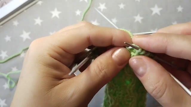 Узор для кругового вязания, на основе резинки. Носочки держат форму, и не растягиваются. смотреть онлайн