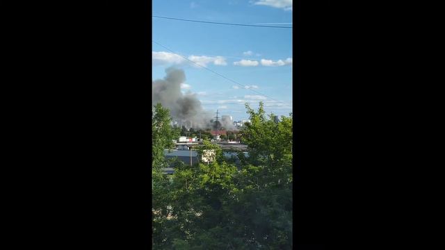 В Заречном полыхает цех по производству акриловых ванн. смотреть онлайн