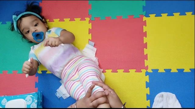 How To Change A Dirty Diaper |How To Clean Baby's Private Area |Quick & Easy- Morphing Into Parents смотреть онлайн