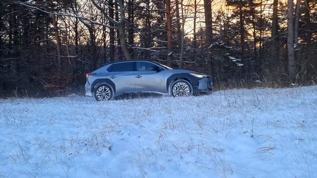 Toyota bZ4X - Elektromobil, ktorý sa terénu nebojí! смотреть онлайн