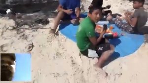 Достопочтенный Алексей Викторович Макеев/Alextime не дал мерзким мердам потрапезничать на пляже.