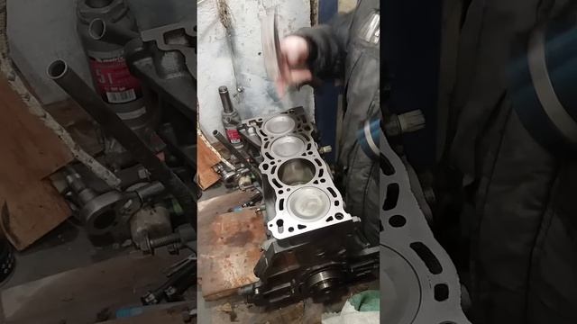 Установка Поршней в Блок Цилиндров смотреть онлайн