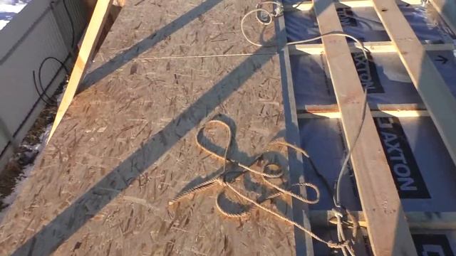 Как поднять OSB панель на крышу? Зашиваем крышу каркасного дома. смотреть онлайн