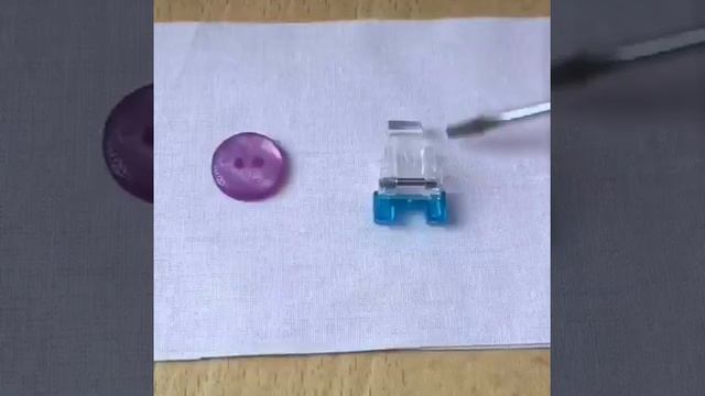 Как сделать петлю и пришить пуговицу при помощи швейной машинки смотреть онлайн