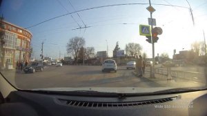 Таганрог. Автобус ООО «Автолайн-Ко» гос. Х 756 ТЕ 161 , высаживает пассажира на проезжую часть.