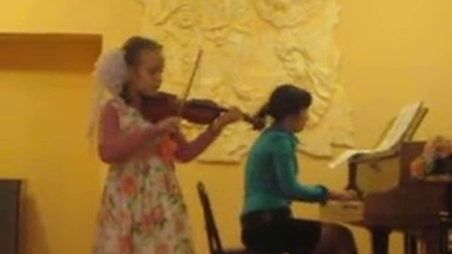 Anna is playing the violin (Pioneers March by Dmitry Kabalevski) смотреть онлайн