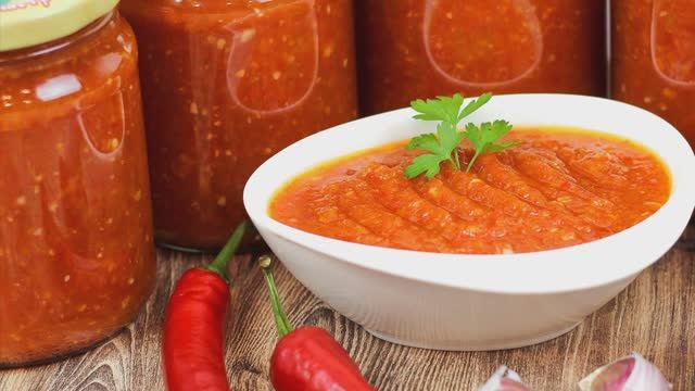 Домашняя аджика с кабачками и перцем. смотреть онлайн