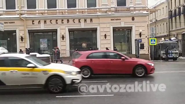 Прямо сейчас сотрудники полиции ставят последние ограждения на Тверской улице. смотреть онлайн