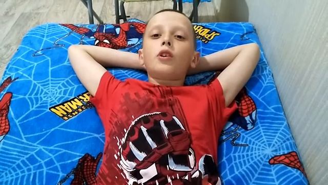 День 2. Парень 9 лет занимается спортом. Отжимания, пресс, подтягивания. Прикольное видео. смотреть онлайн