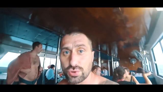 Красавица одна в купальнике под водой и большая стая рыб. Стихия на островах. Лайф влог. Дайвинг смотреть онлайн