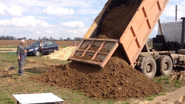 Выгрузка плодородки с 20-ти тонного грузовика смотреть онлайн