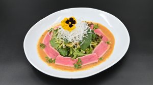 Сашими-салат из филе тунца с луково-кунжутным дрессингом