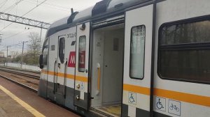 Два электропоезда ЭП2Д-0095 и ЭД4М-0493 на станции Марк