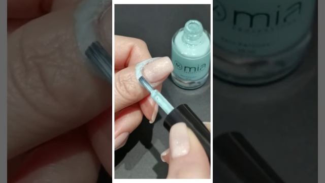 MIA professional /Жидкая лента для защиты кожи вокруг ногтя Skin Defender, зеленый, 10 мл смотреть онлайн