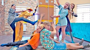 Кто ПОСЛЕДНИЙ УБЕРЕТ РУКУ С КОРОБКИ получит ПОДАРОК! Экстремальный челлендж