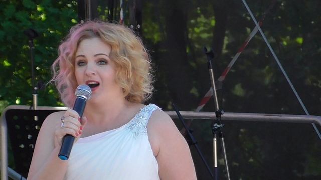 Калининградский областной музыкальный театр Екатерина Феоктистова "В Лунном Сиянии" !.MP4 смотреть онлайн