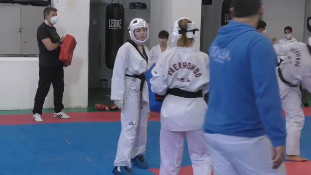 La "lezione" di Leonardo Basile alla Lanterna Taekwondo Genova смотреть онлайн