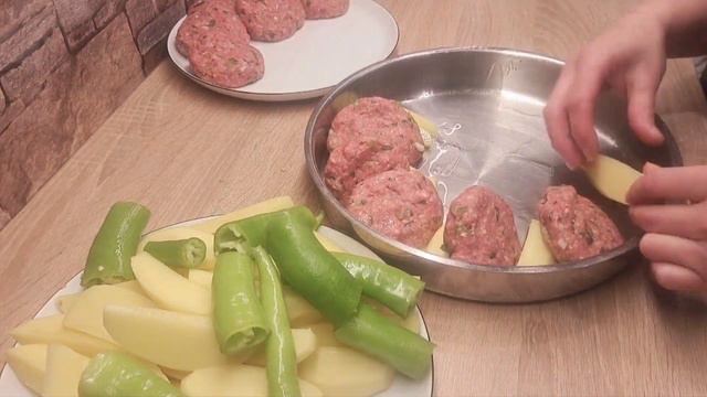 Izmir köfte 😋. Sehr saftige türkische Frikadellen... смотреть онлайн