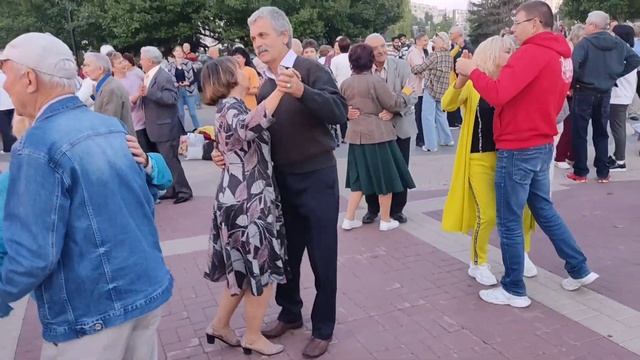 ЗАЦЕЛУЙ МЕНЯ! Белгородские Танцы В Кругу Друзей. смотреть онлайн