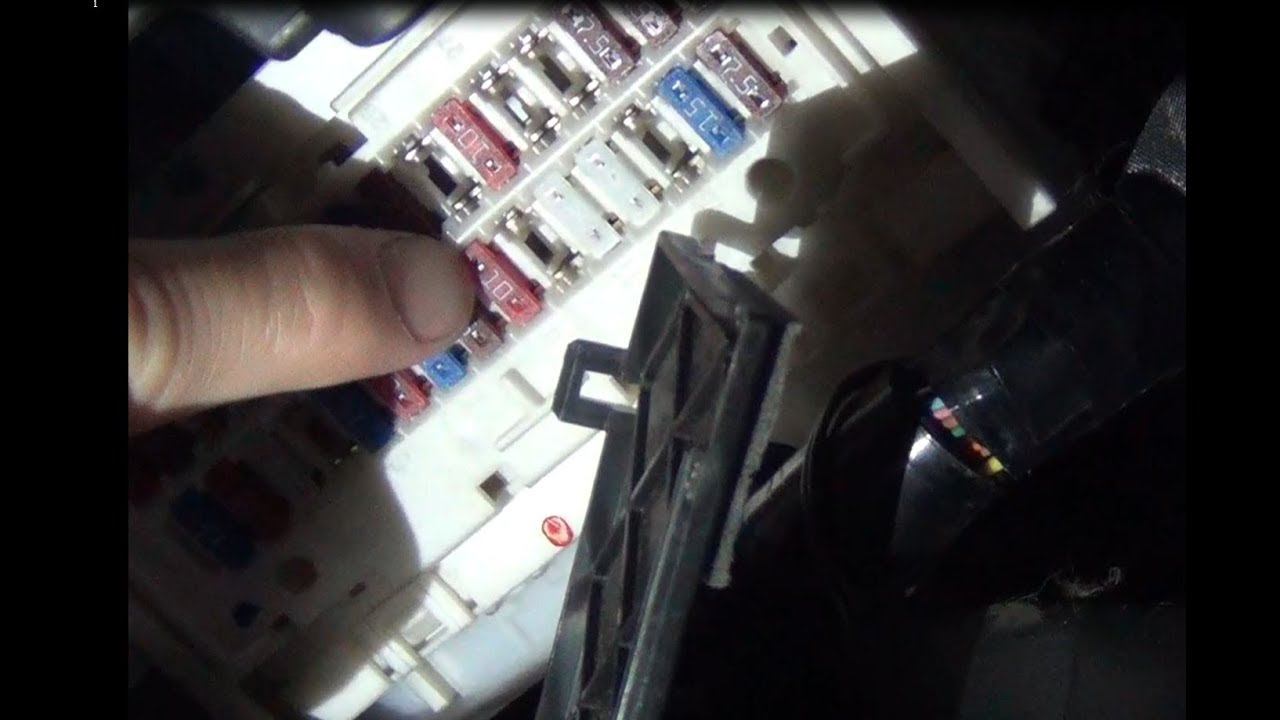 Замена предохранителя №21 стоп сигнала, мультимода, ситемы впрыска в тойоте королла Е150 смотреть онлайн