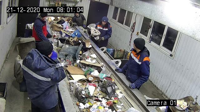 Сотрудники регоператора "Горкомхоз" нашли на ленте связанного в мешке кота смотреть онлайн