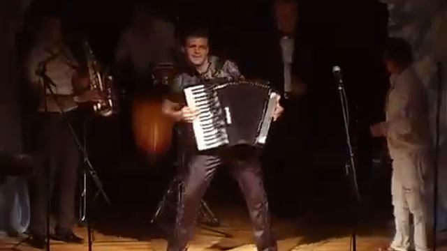 Аккордионист №1 www.krianta.ru +7(499)391-11-10 смотреть онлайн