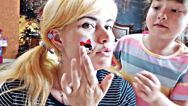 ДЕЛАЕМ ПРИЧЁСКИ / ДЕЛАЕМ MAKE UP / ТАИСИЯ ИГРАЕТ В САЛОН КРАСОТЫ С МАМОЙ смотреть онлайн