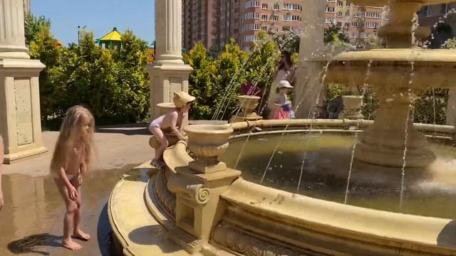 Дети бегают босиком по улице, играют в фонтане смотреть онлайн