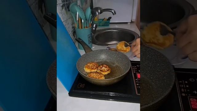 ???Очень вкусные сырники с бананом. смотреть онлайн