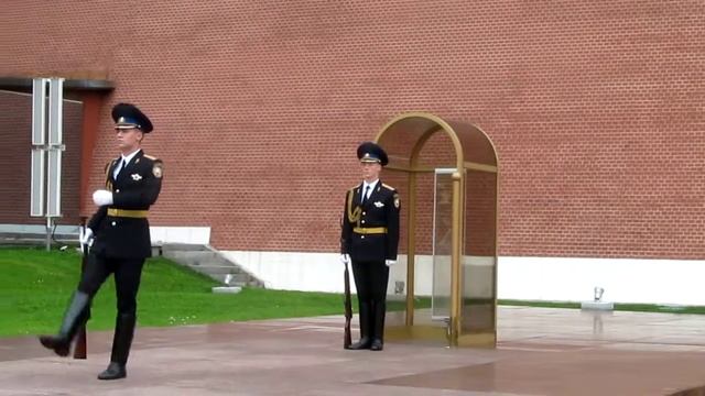 Смена почетного караула у Вечного огня на Красной площади. Москва 2017 смотреть онлайн