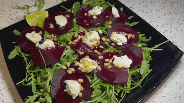 Салат со свеклой, рукколой и творожным сыром♥️
