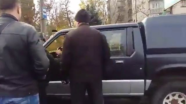 Митингующие у Варваровского моста пропускают машину на похороны смотреть онлайн
